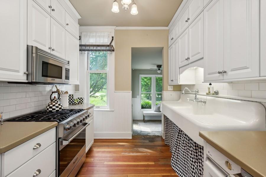 805 Abbott Street W