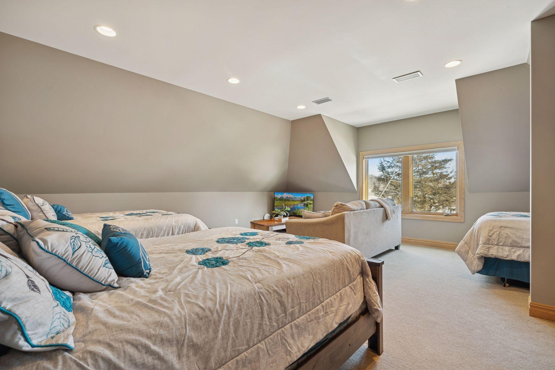 22620 Hayward Avenue N