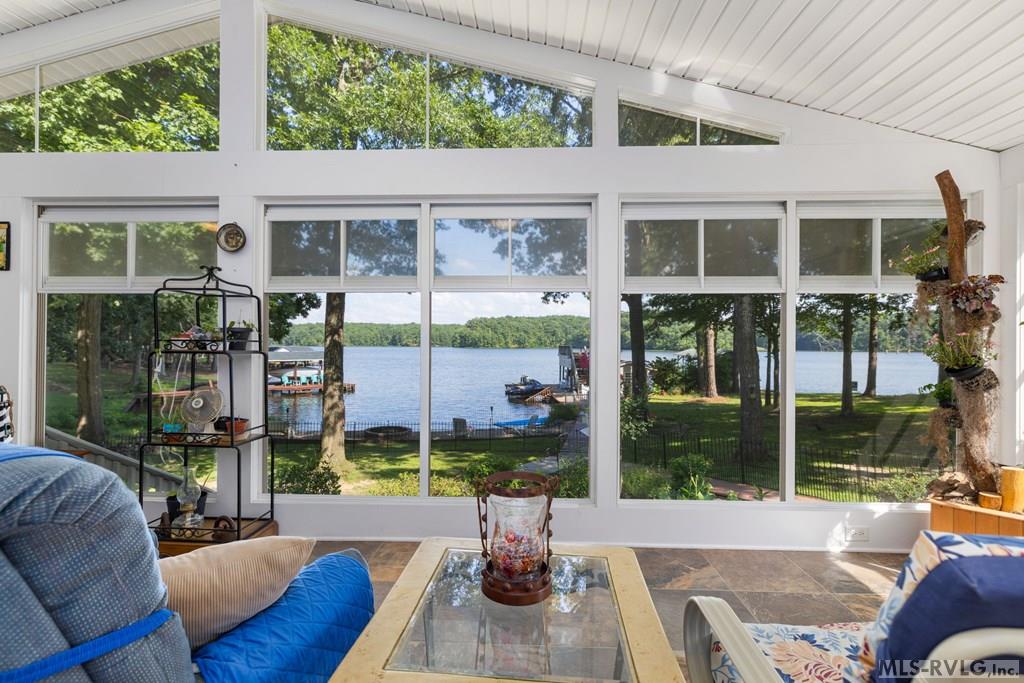 156 E Cove Dr