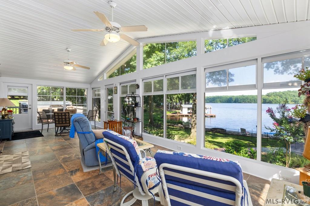 156 E Cove Dr