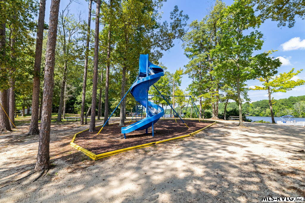 675 Hawthorne Dr