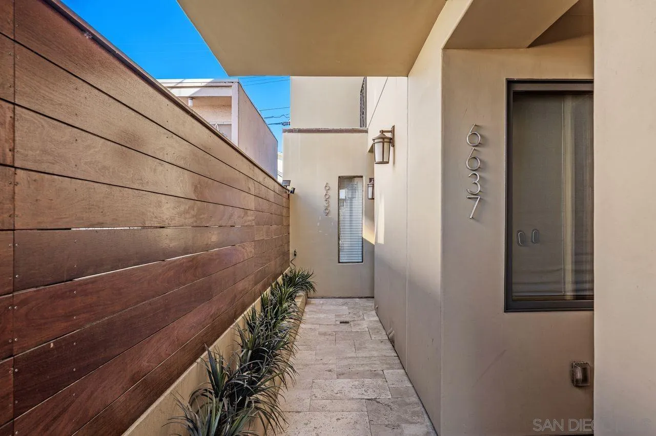 6639 La Jolla Blvd