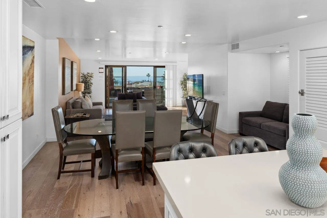 6639 La Jolla Blvd