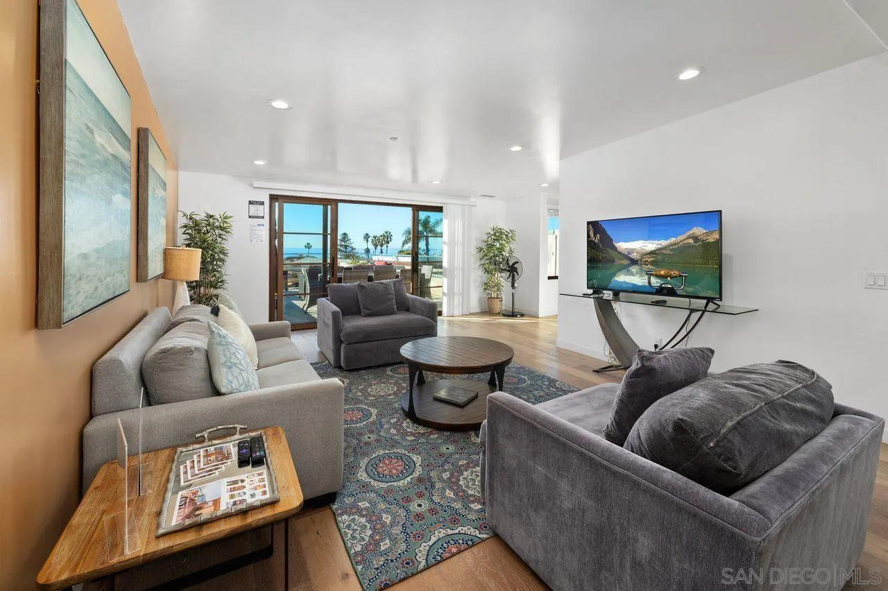 6639 La Jolla Blvd