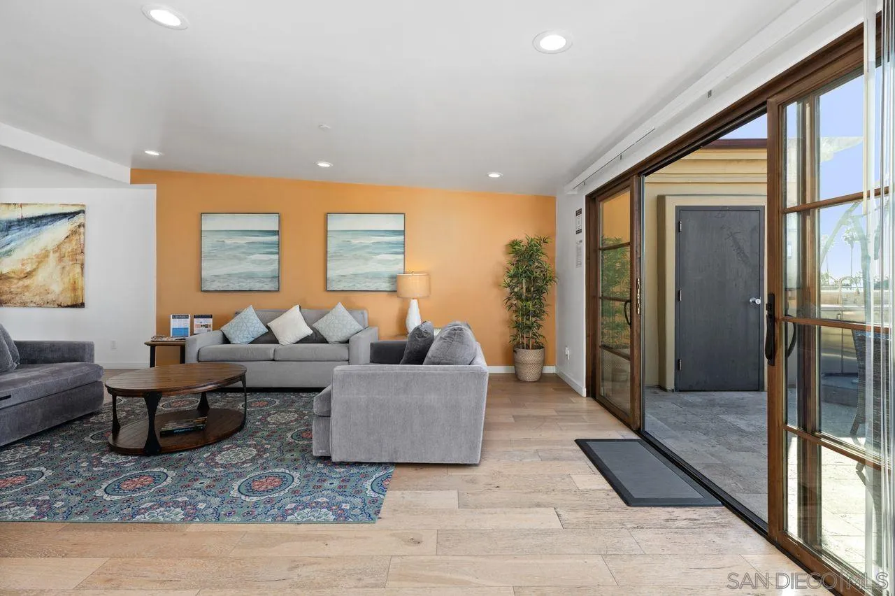 6639 La Jolla Blvd