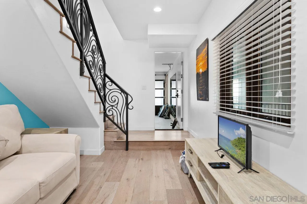 6639 La Jolla Blvd