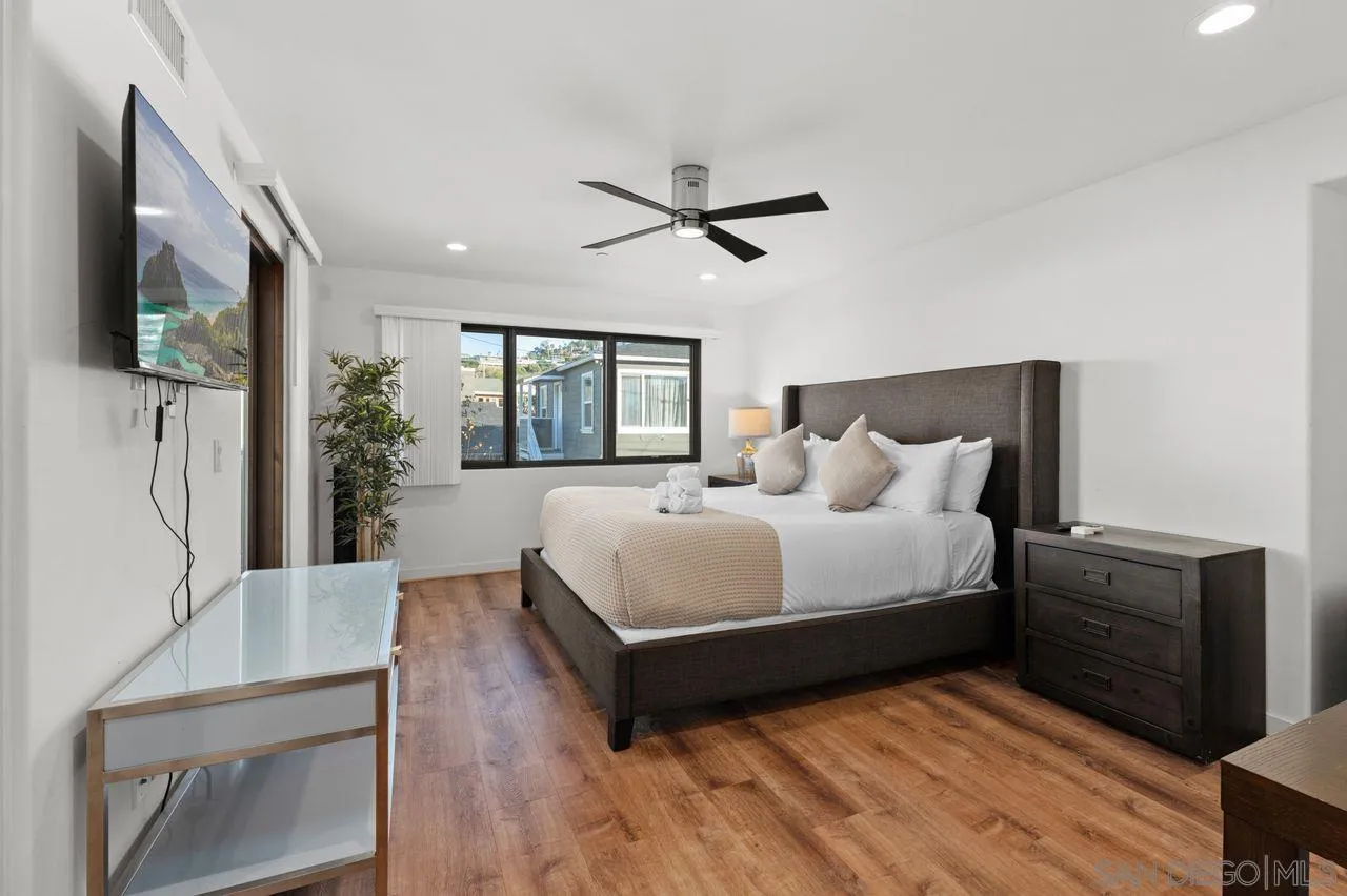 6639 La Jolla Blvd