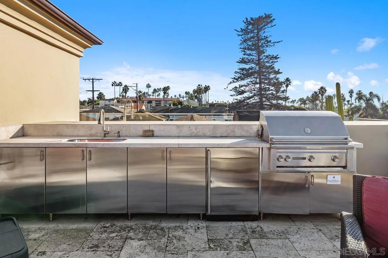 6639 La Jolla Blvd