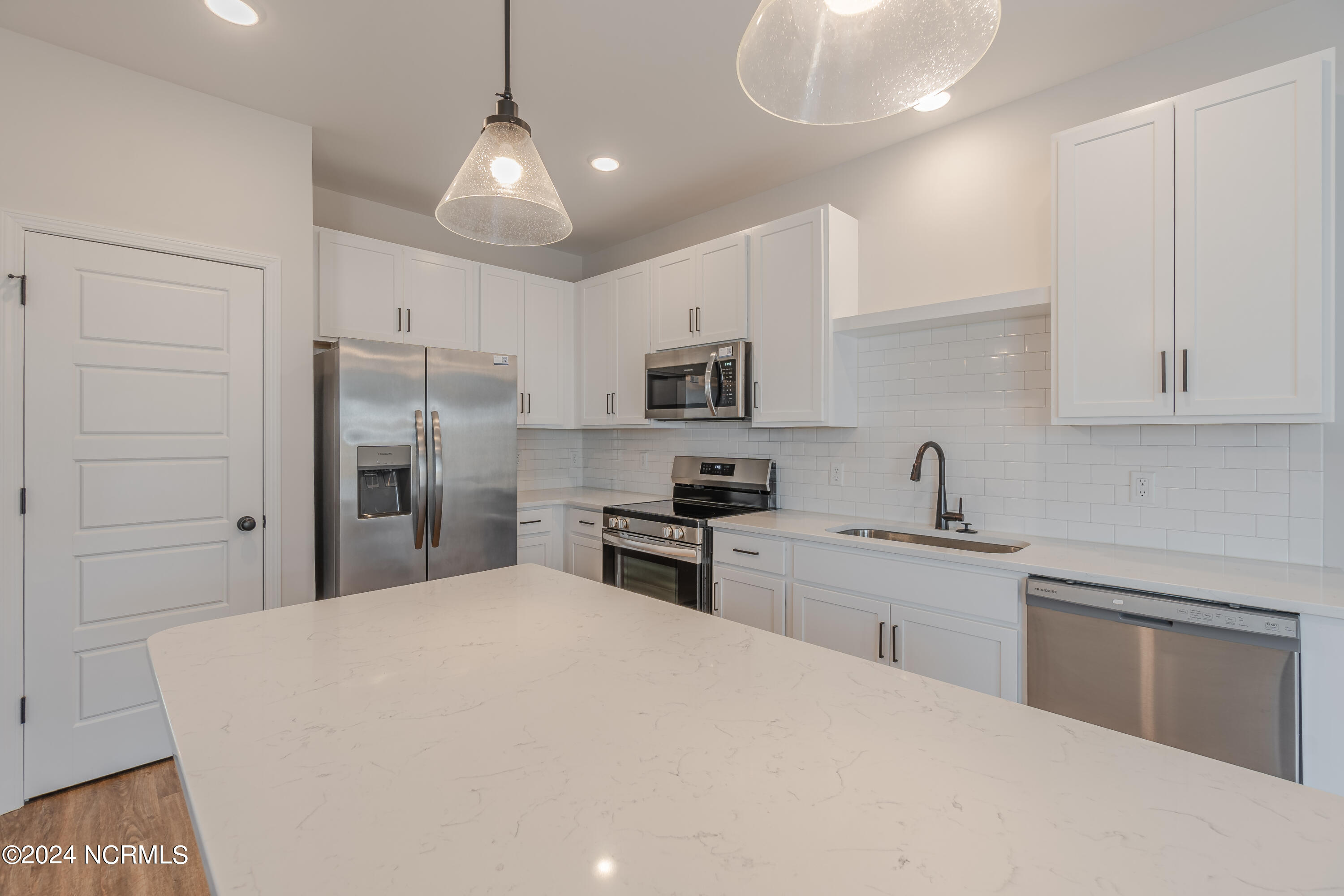 8360 Paramount Point