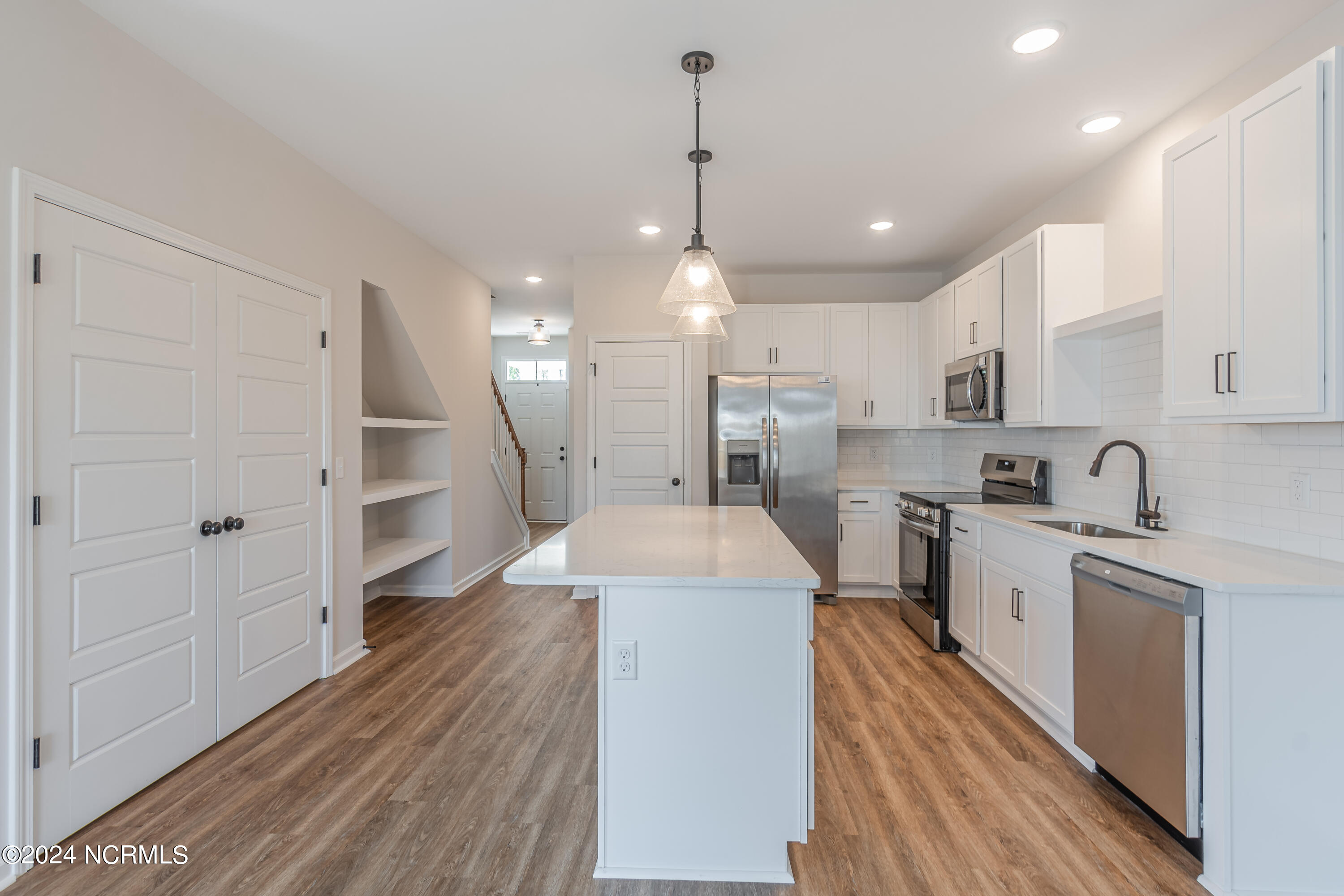 8360 Paramount Point