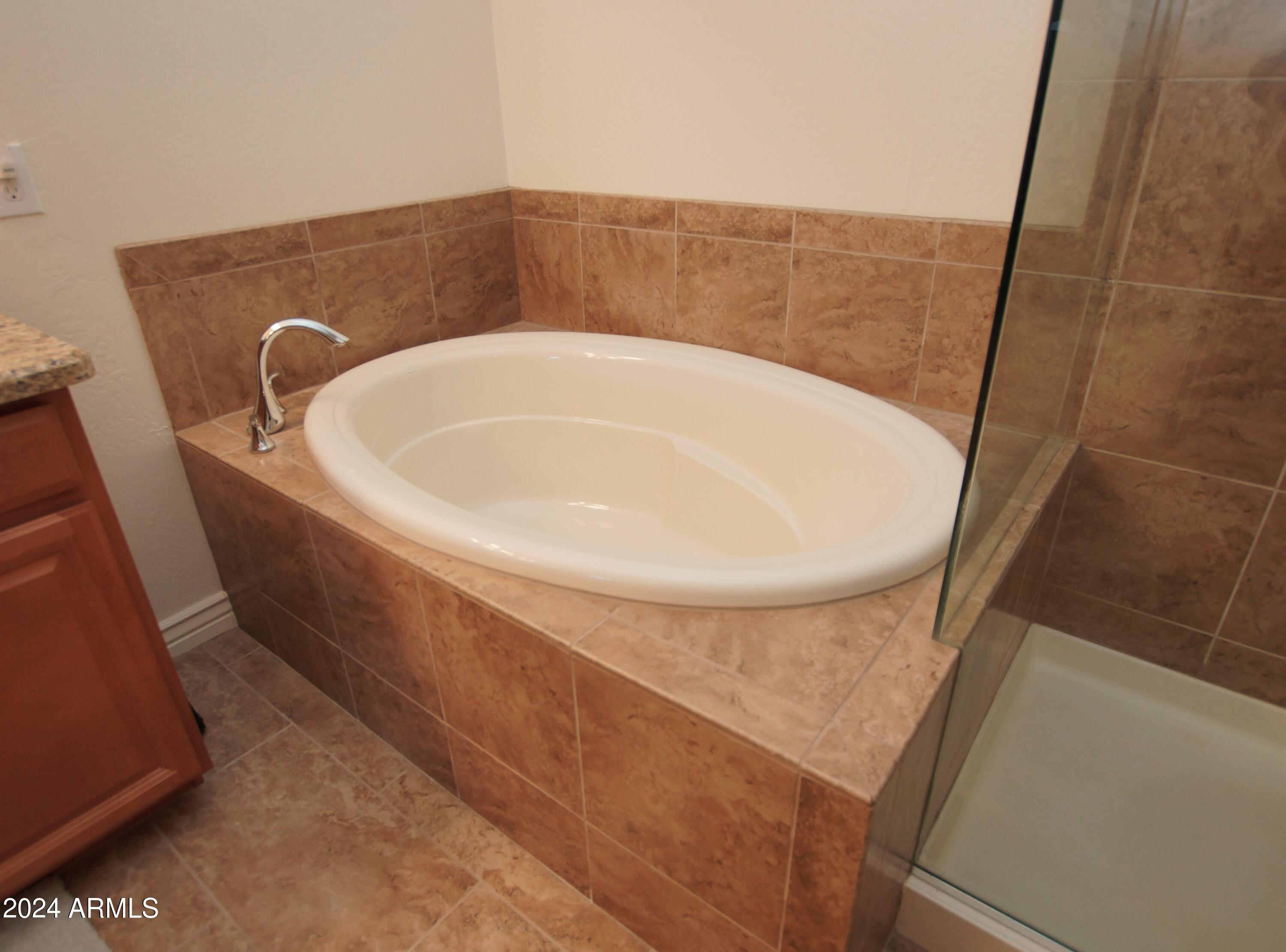 2425 W BRONCO BUTTE Trail # 2040