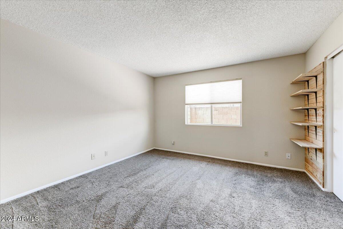 2114 W PONTIAC Drive