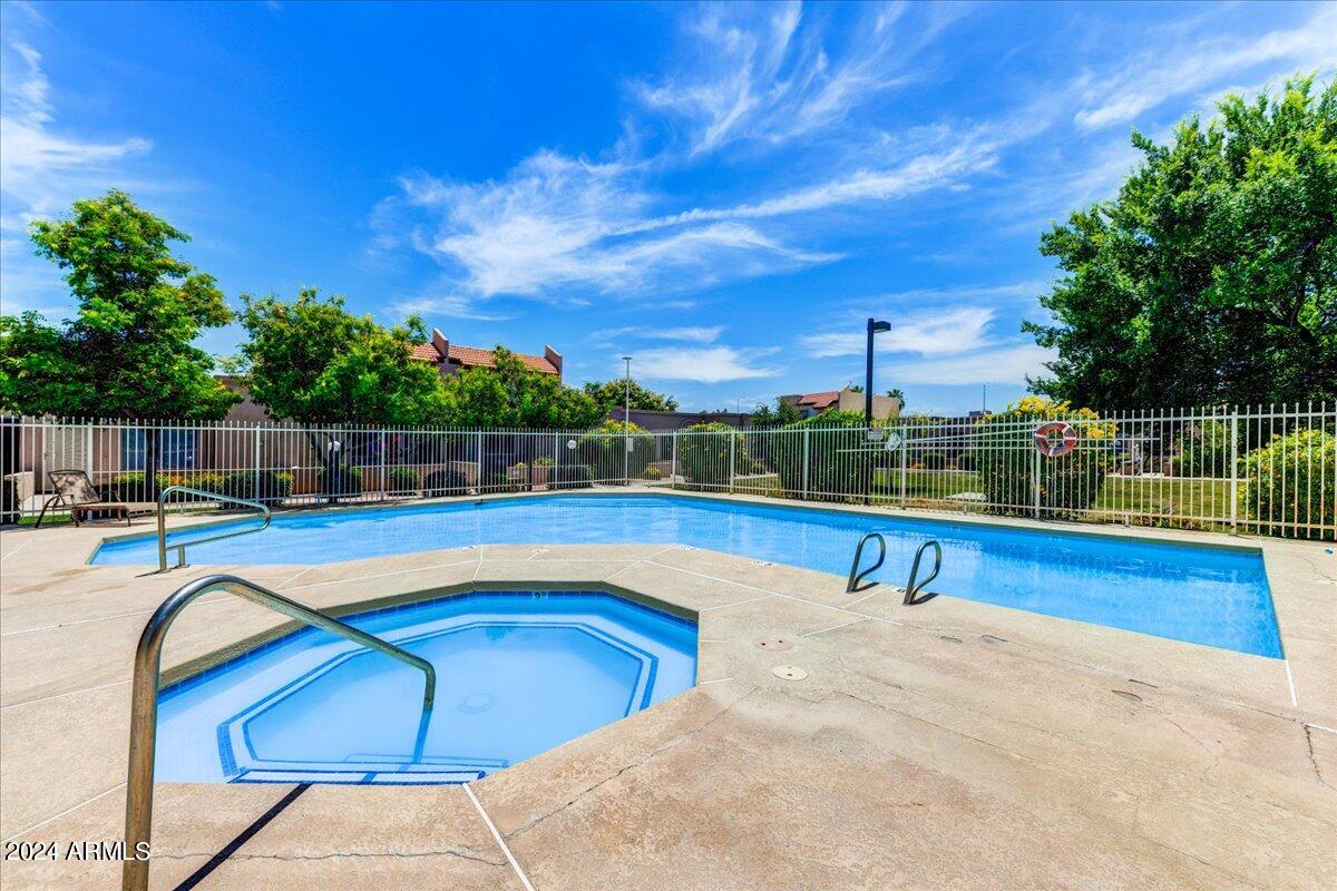 2114 W PONTIAC Drive