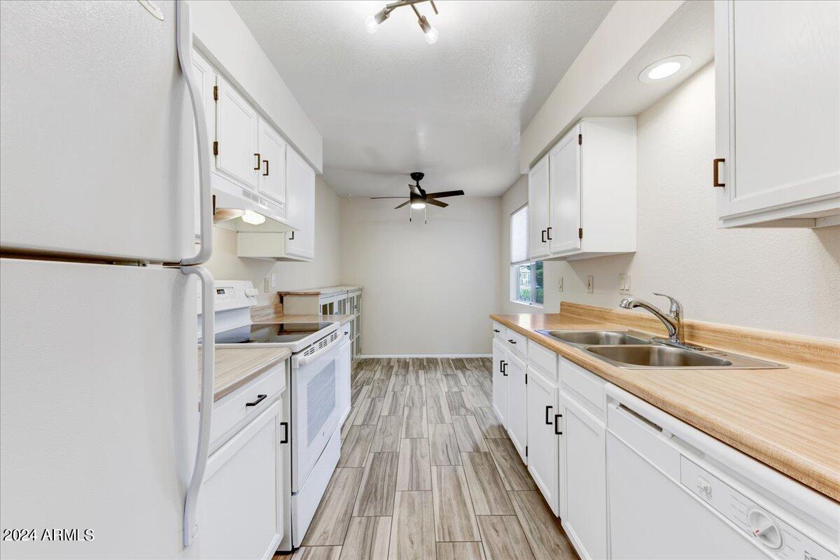 2114 W PONTIAC Drive