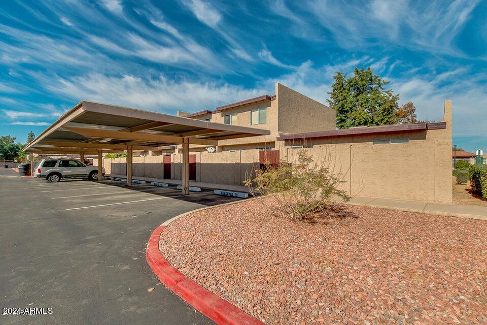 2114 W PONTIAC Drive