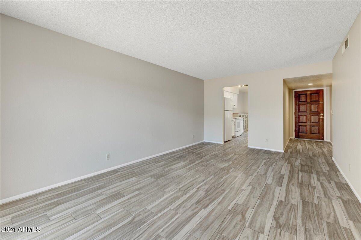 2114 W PONTIAC Drive