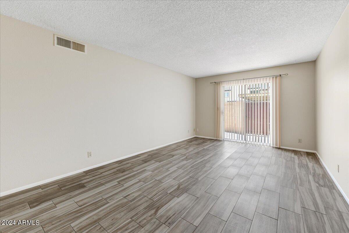 2114 W PONTIAC Drive