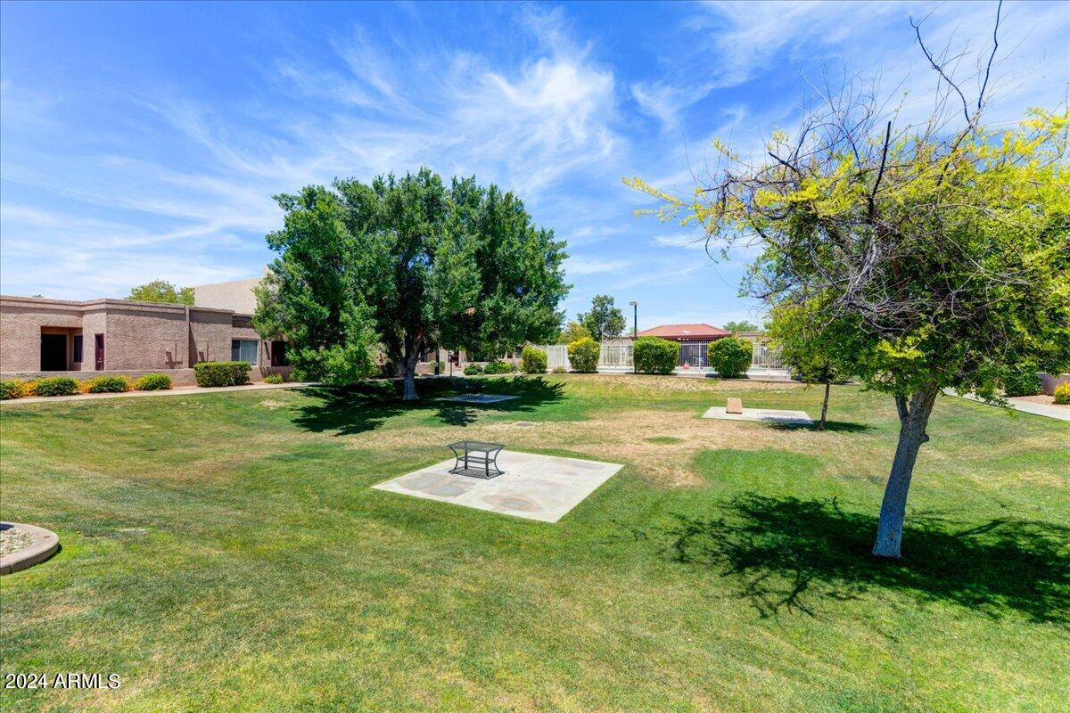 2114 W PONTIAC Drive