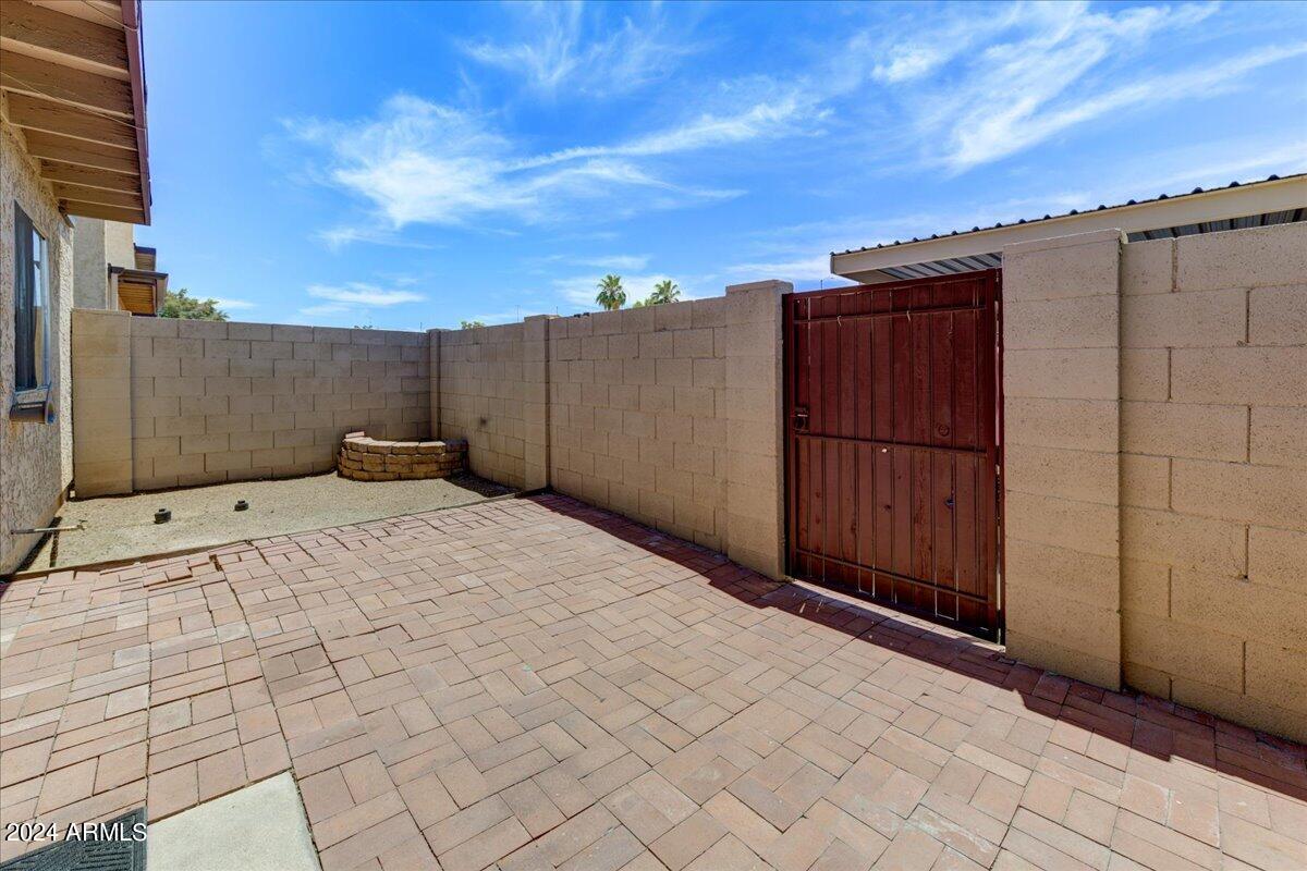 2114 W PONTIAC Drive