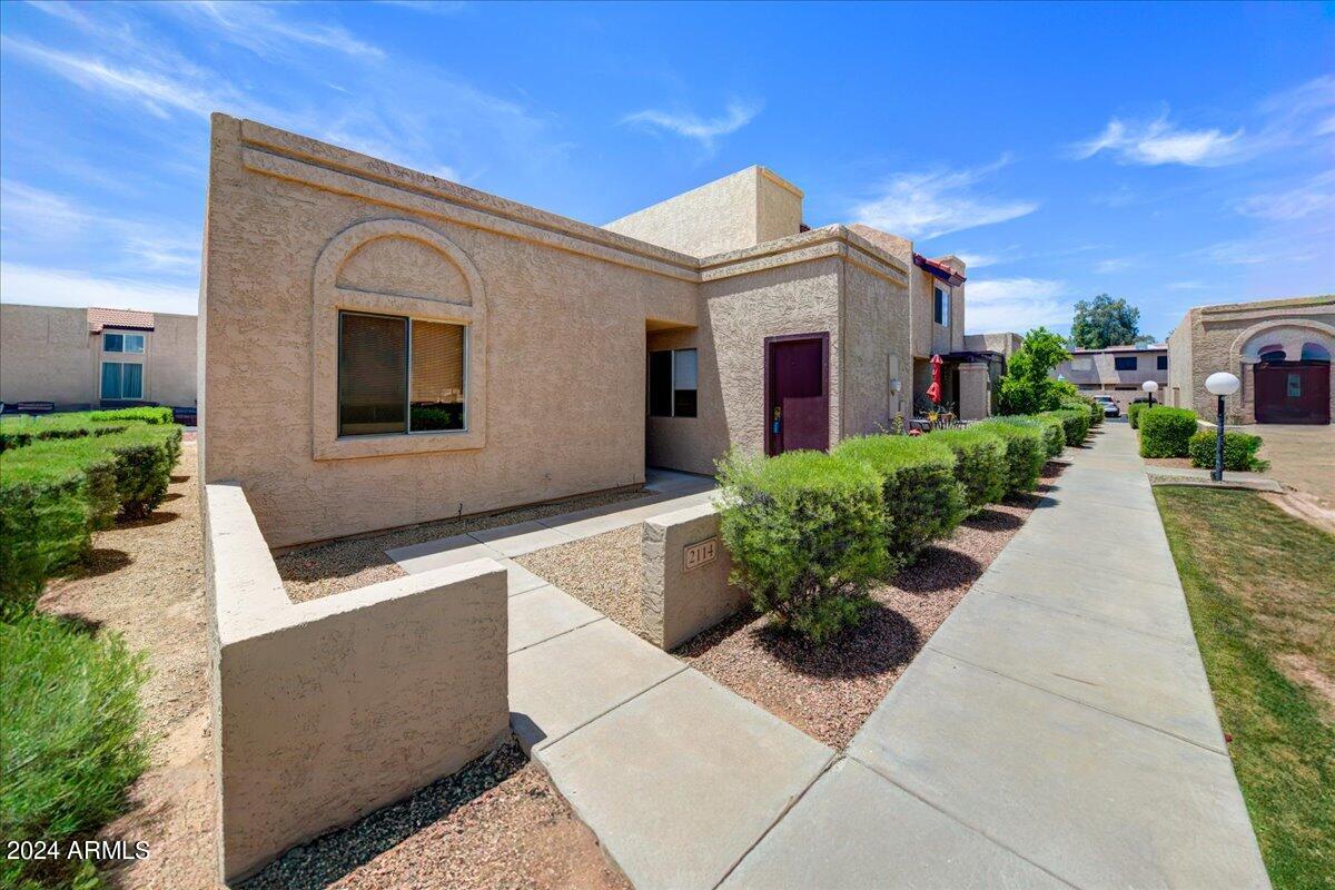 2114 W PONTIAC Drive