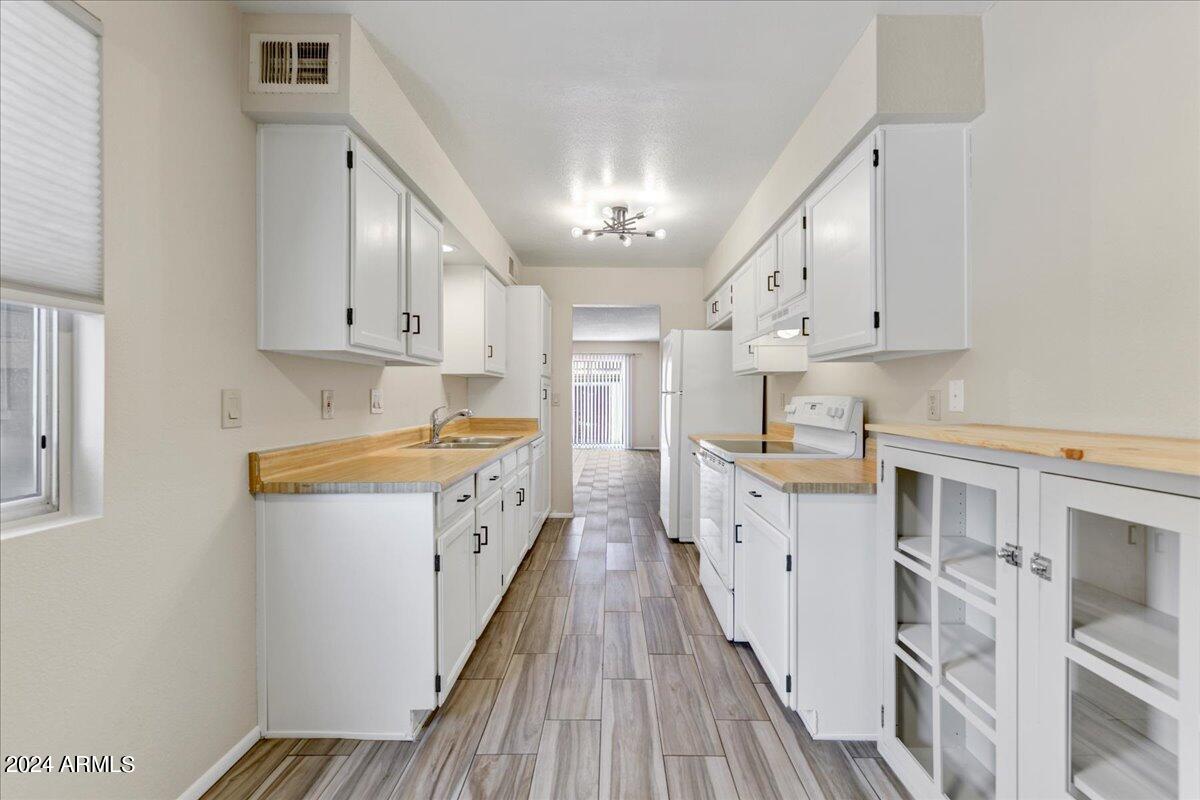 2114 W PONTIAC Drive