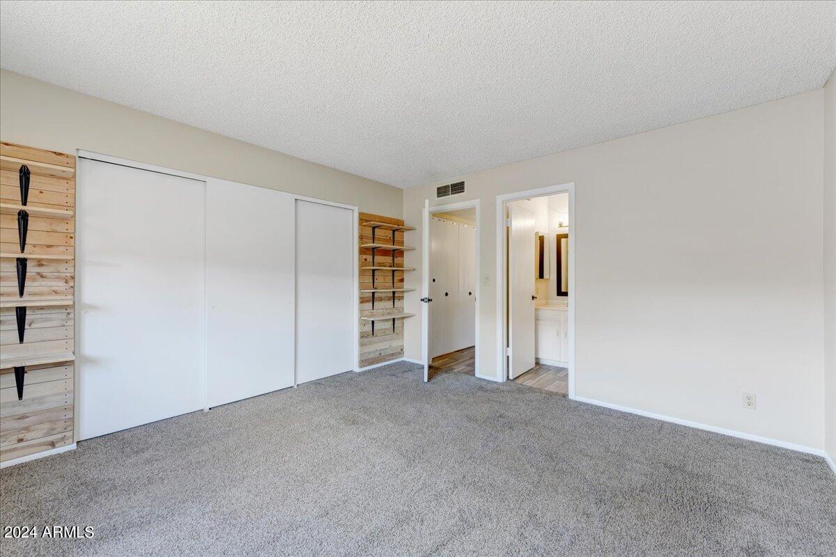 2114 W PONTIAC Drive