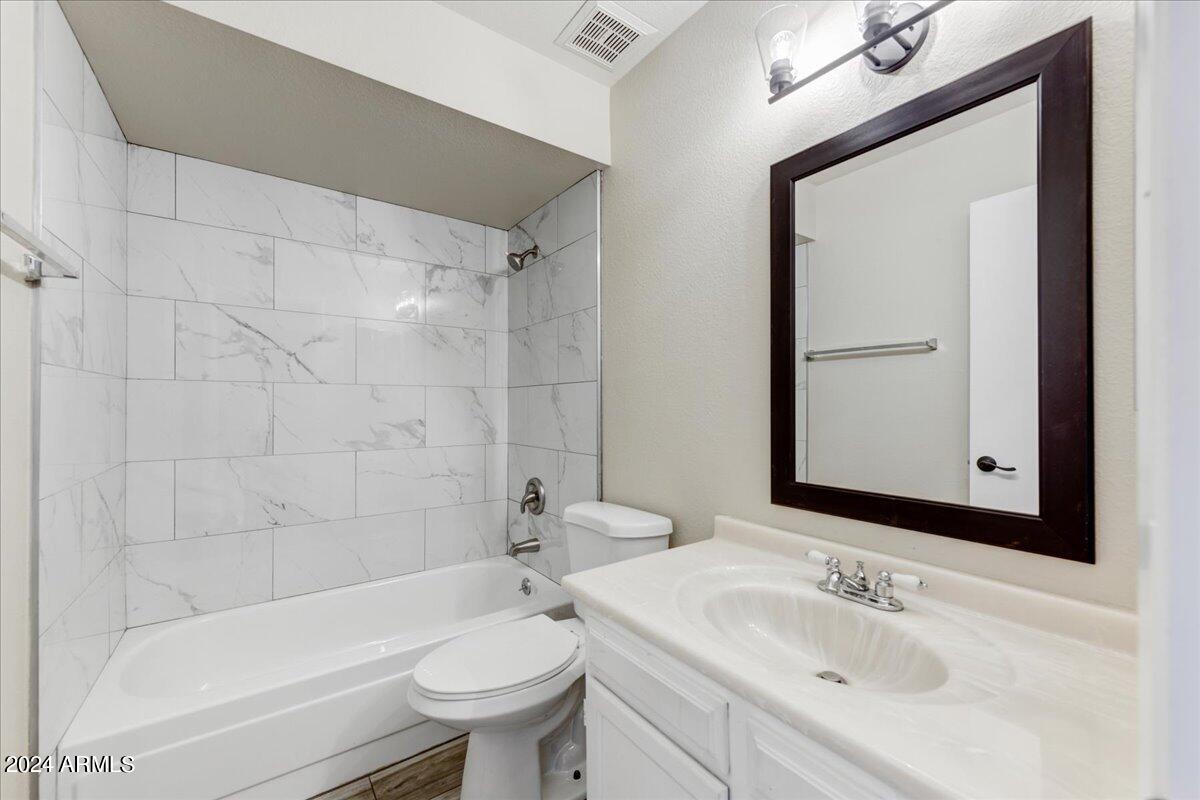 2114 W PONTIAC Drive