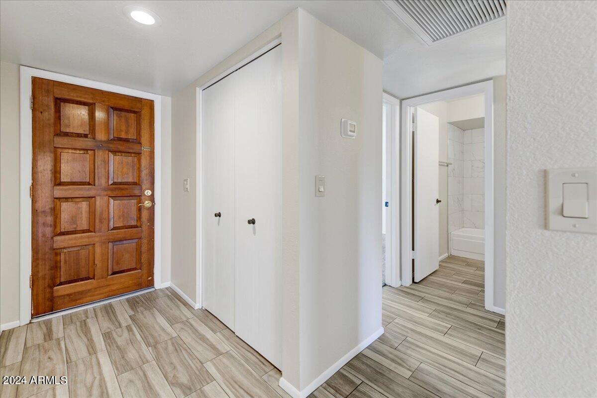 2114 W PONTIAC Drive