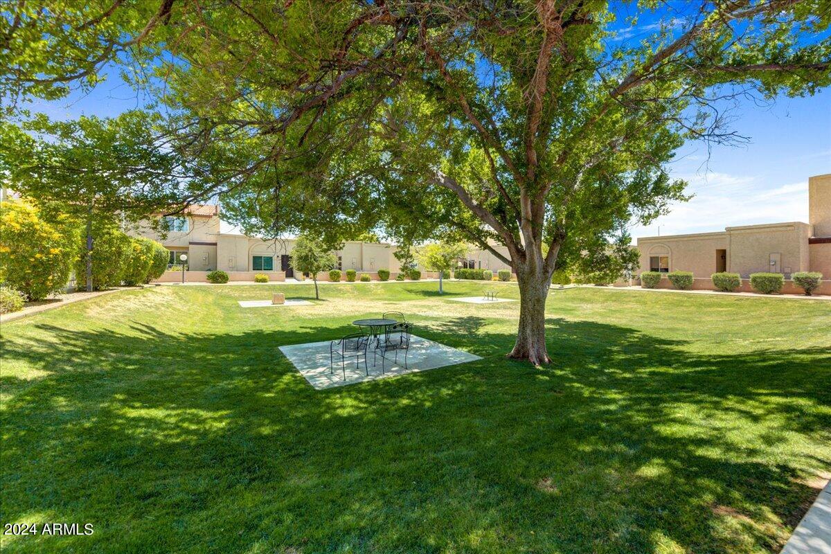 2114 W PONTIAC Drive