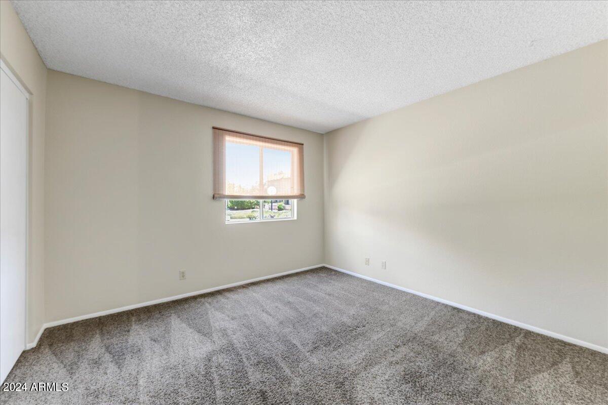 2114 W PONTIAC Drive