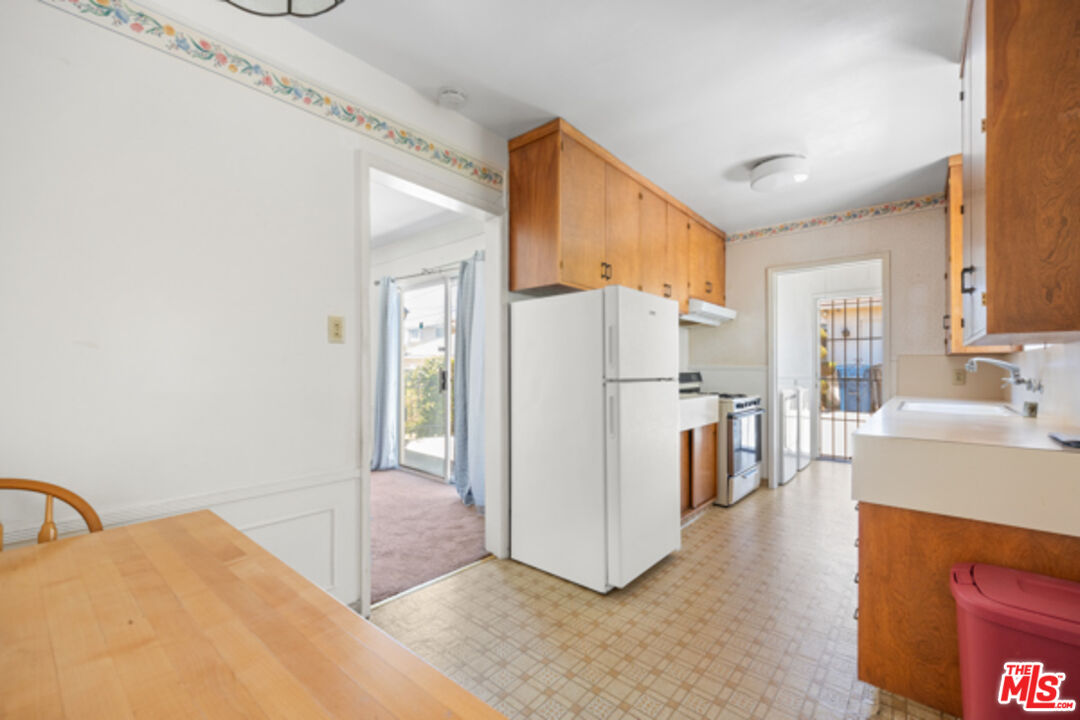 233 W 64th St