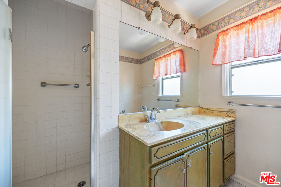 233 W 64th St