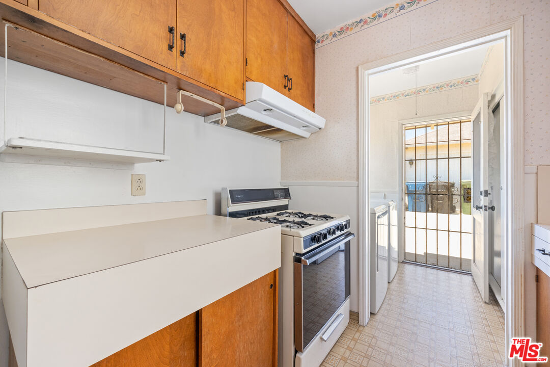 233 W 64th St