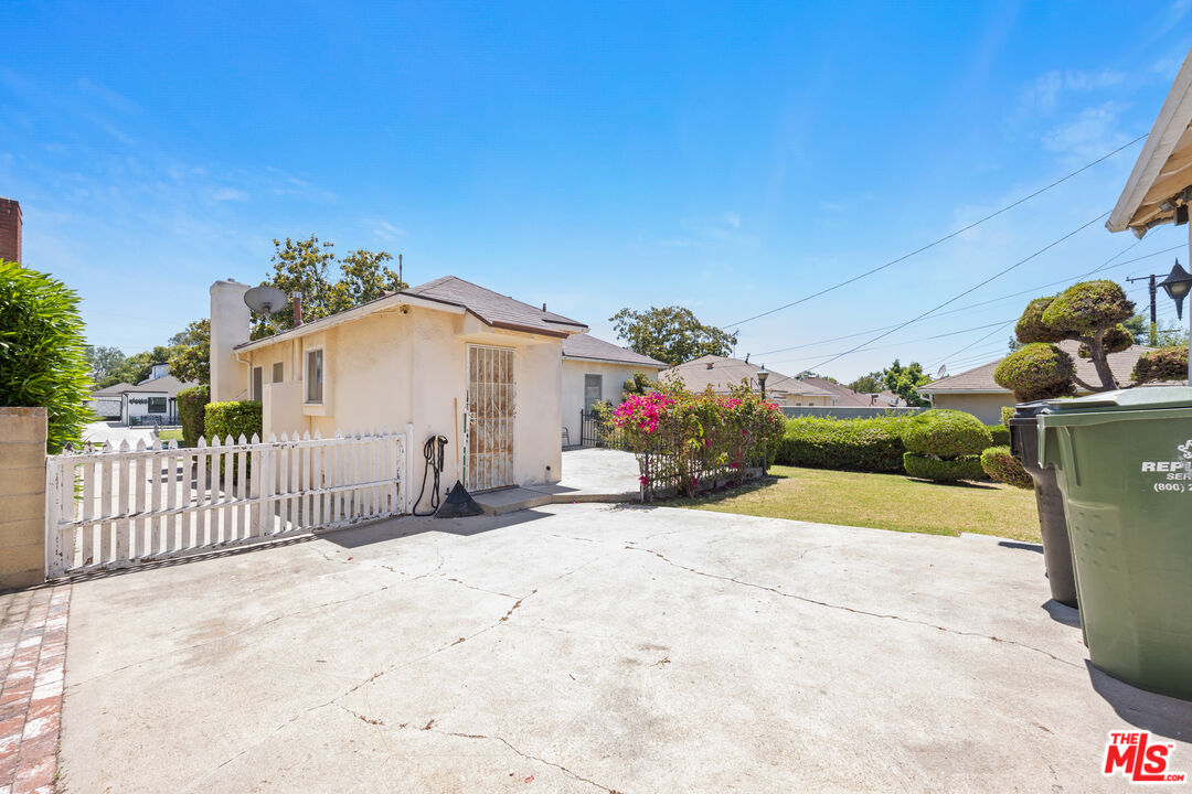 233 W 64th St