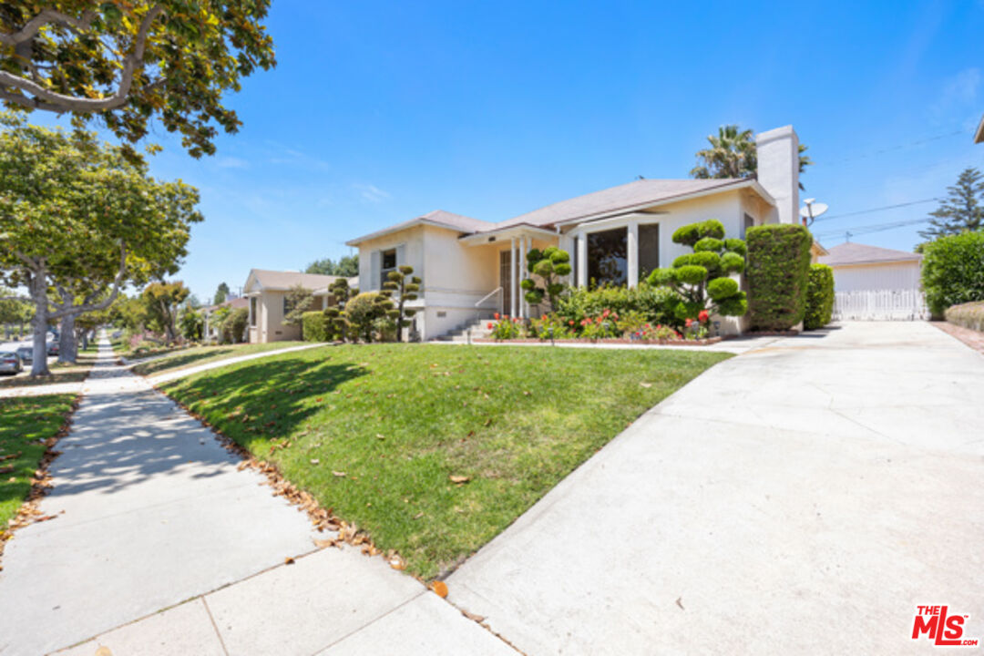 233 W 64th St