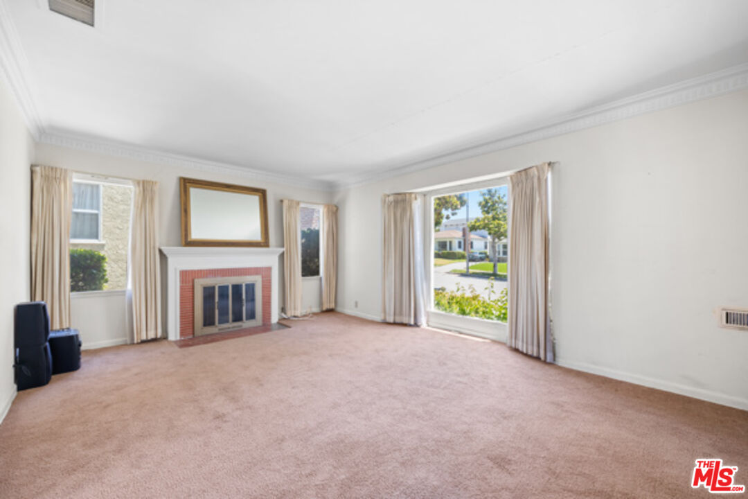 233 W 64th St