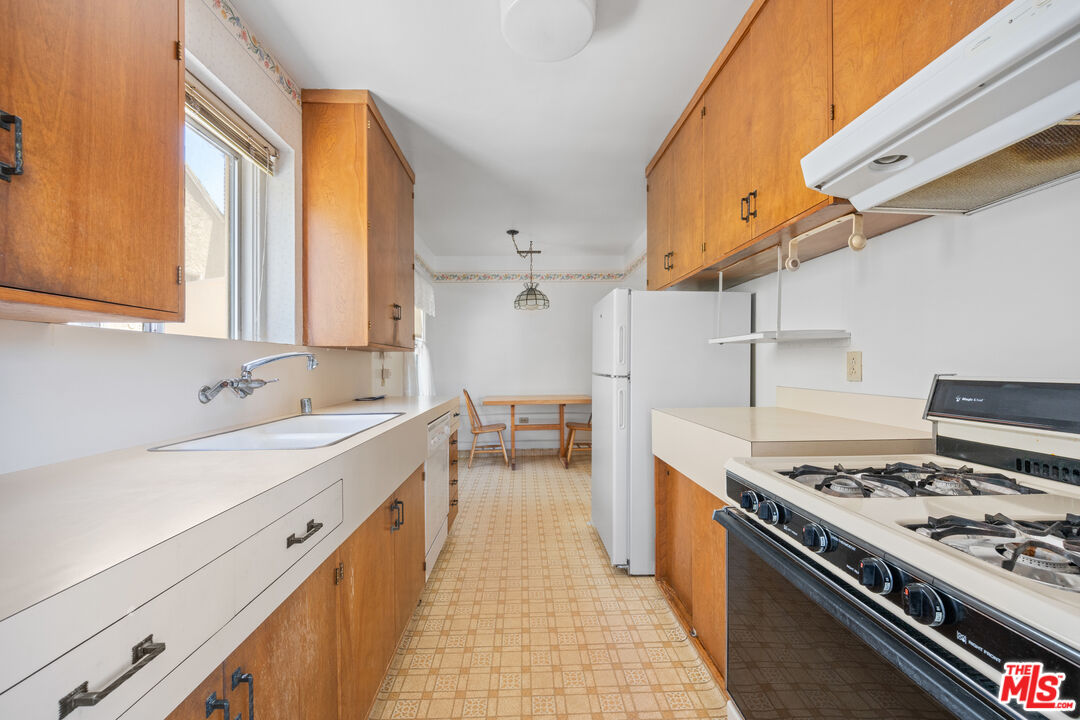 233 W 64th St