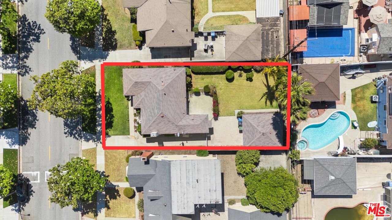 233 W 64th St