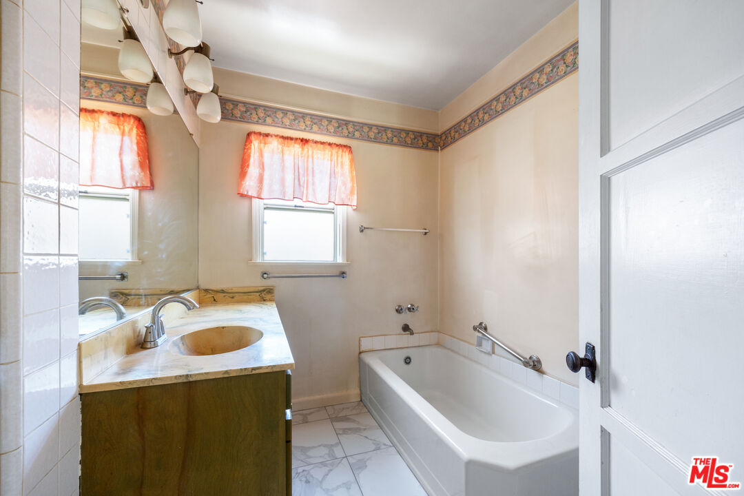 233 W 64th St