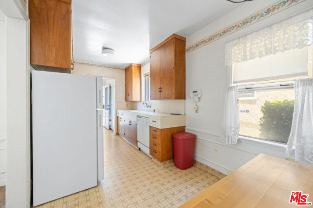233 W 64th St