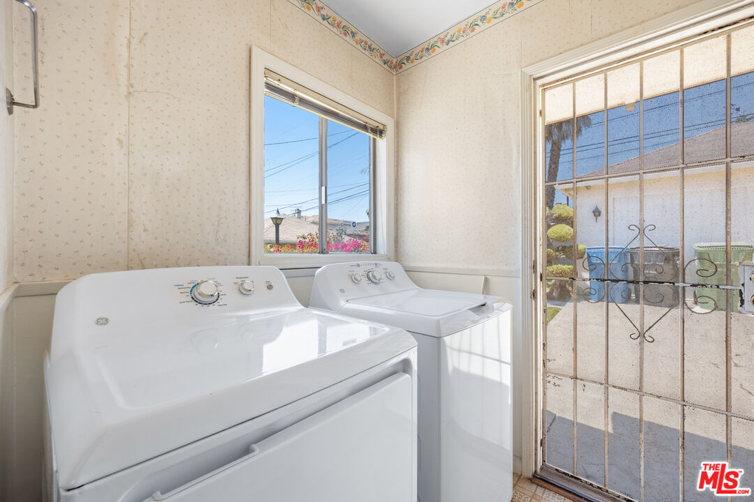 233 W 64th St