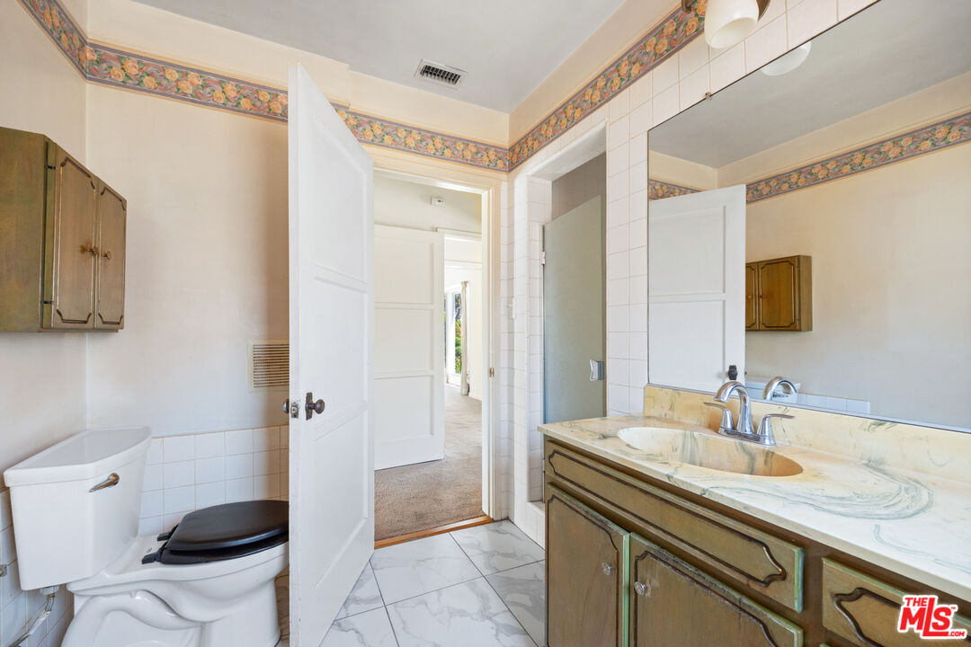 233 W 64th St