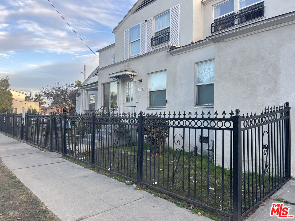 1904 W 37th Pl