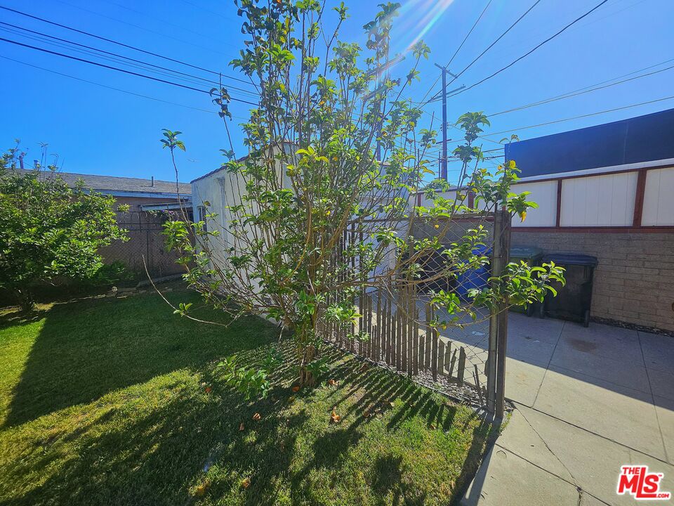 1738 W 66th St