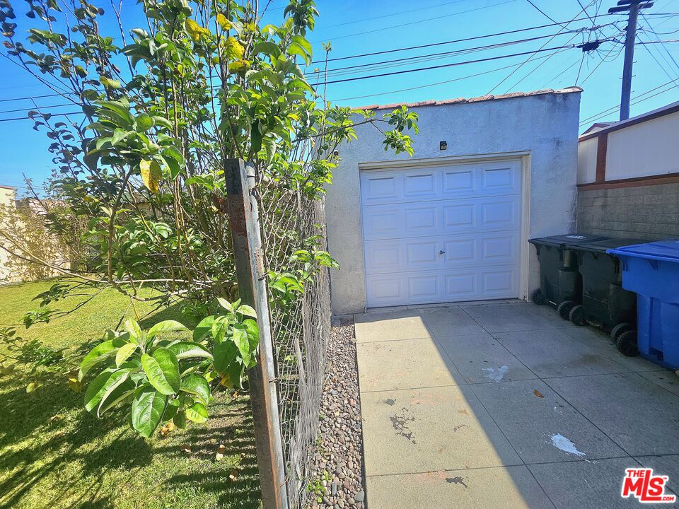 1738 W 66th St