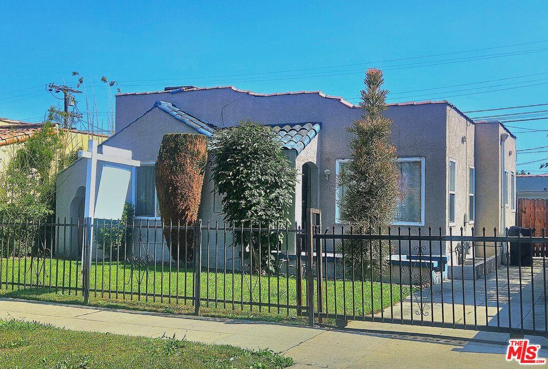 1738 W 66th St