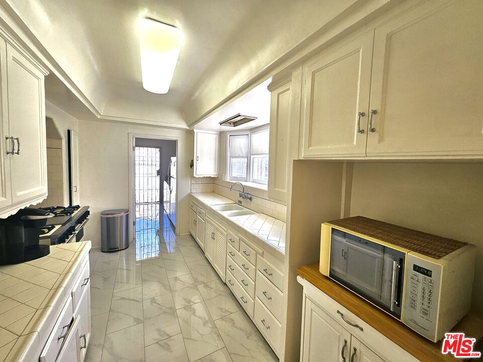 2211 W 78th Pl