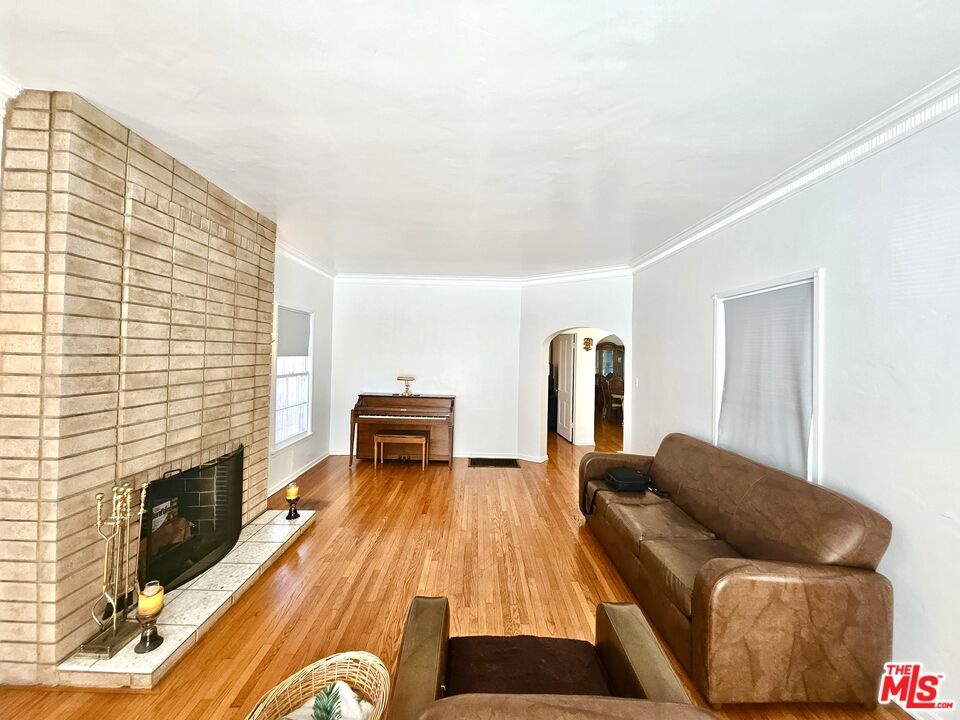 2211 W 78th Pl