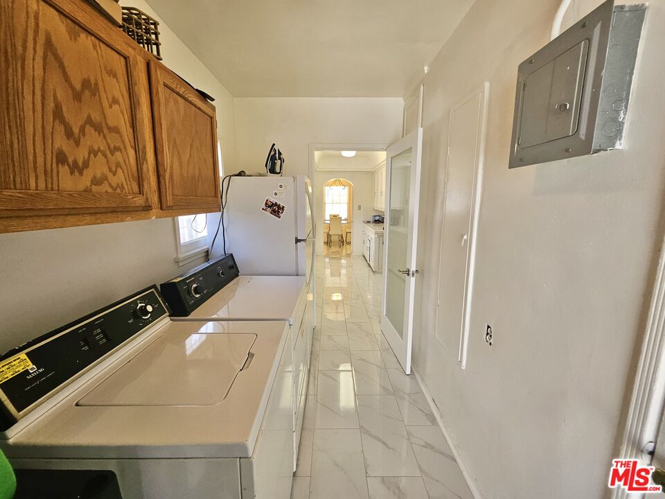 2211 W 78th Pl