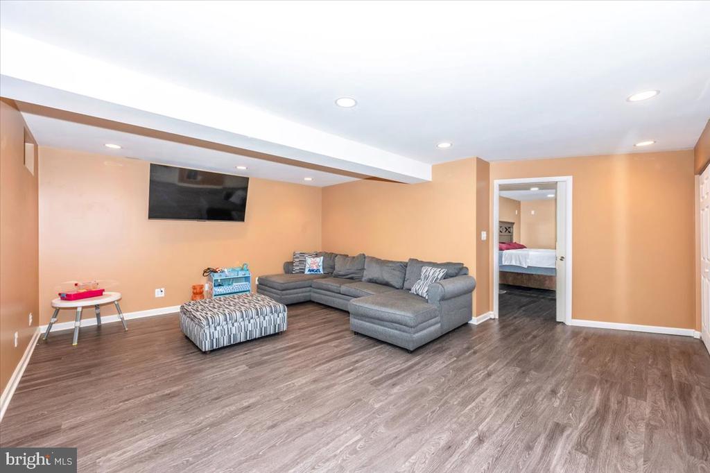 2102 WALNUT RIDGE COURT